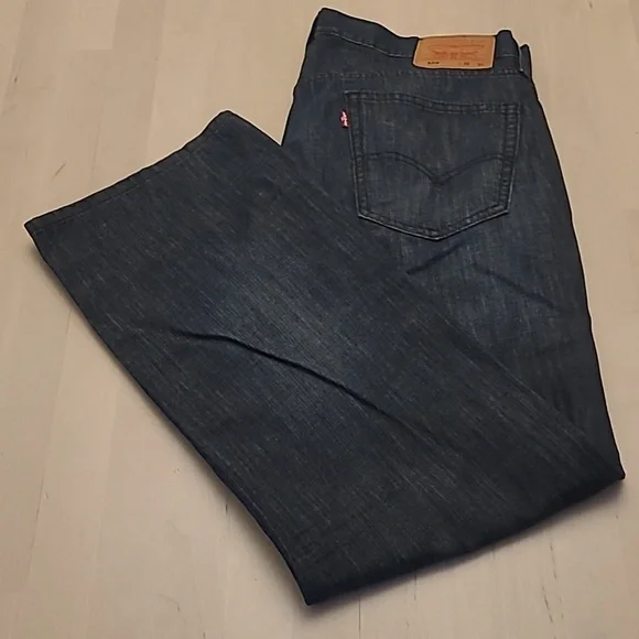 LIKE NEW Levi's 559 Relaxed Straight Medium Wash Mens Jeans - Picture 3 of 14